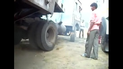 Запалване на камион в Индия