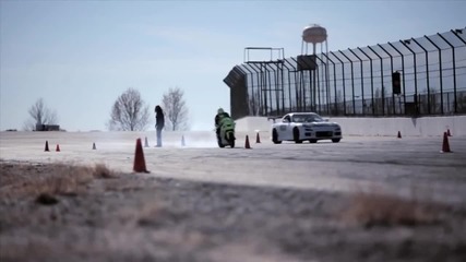 Motorcycle vs. Car Drift Битка