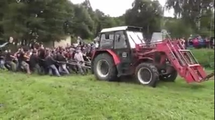 Хора срещу трактор - дърпане на въже !