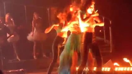 Невероятно ! Селена изпълнява песента Medley на Бритни Спиърс!