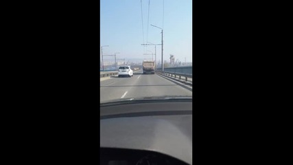Пълна лудост във Варна! 20-тонен камион лети с над 100 кмч по Аспаруховия мост