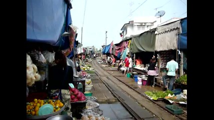 Луда работа, откъде минава влака - Thailand Railway Market Maeklong