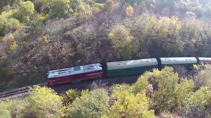 Най-романтичното пътуване с железопътната теснолинейка в Родопите заснета от дрон