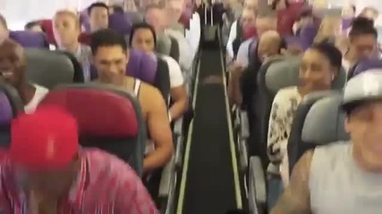 Австралийски пътници се забавляват в самолет