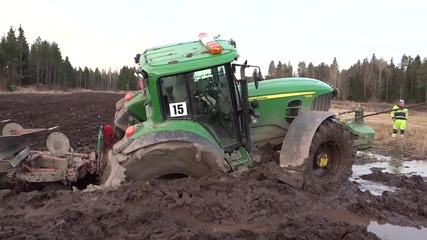 Изваждане на трактор" Джон Диър " от страшна кал !!!