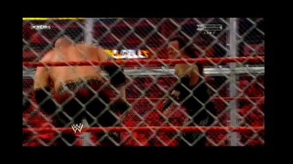 Undertaker прави задушаващо тръшване на Kane (2)