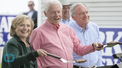 Bill Clinton Stays Off Hillary's Toes, for Now