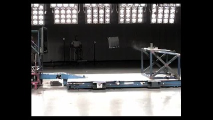 Разбиват Playstation 3 в телевизор Bravia с 80 км/ч