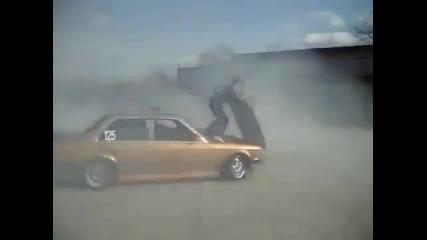 Не го слуша главата