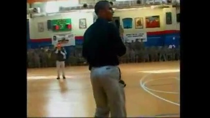 Барак Обама вкарва 3 - ка на баскетбол 