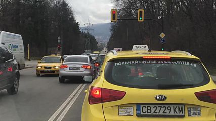 Шофьор застрашава останалите на пътя, за да спести две секунди