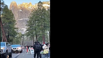 Игра на светлината създаде огнен водопад в парка "Йосемити"