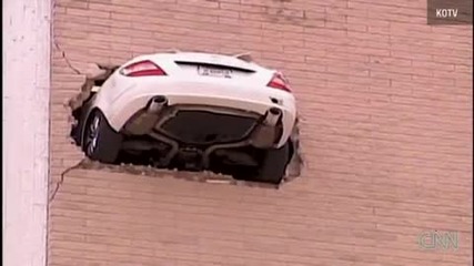 Кола преминава през стена *паркинг гараж* 