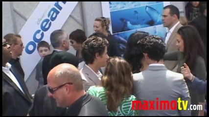 Oceans Premiere Demi Lovato, Jonas Brothers, Pierce Brosnan