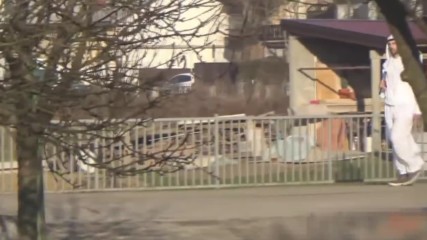 Арабин хвърля чанта към случайни хора