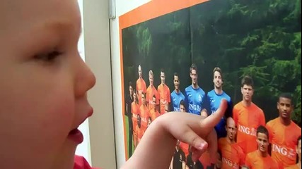 Дете на 2 годинки познава холандските национали