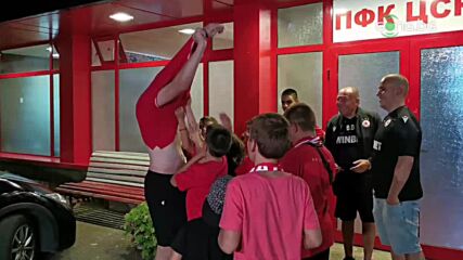 Невръстни фенове на "червените" съблякоха Бусато