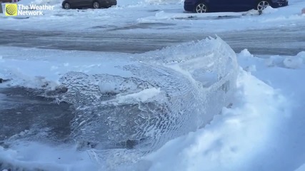 Леден отпечатък останал от кола в големия студ