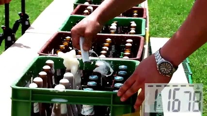 Пич с много бързи ръце отваря бутилки