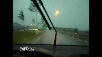 Мълния пада насред пътя