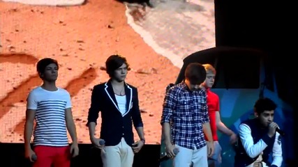 One Direction - Пеят I Wish в Southend 19/12/11 на Up All Night Tour