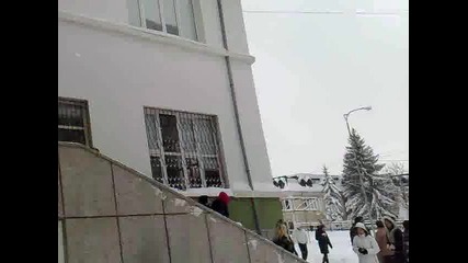 удар със снежна топка!