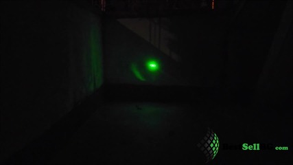 Мощен зелен акумулаторен лазер 500mw с една приставка, акумулаторна батерия 18650 и зарядно силен