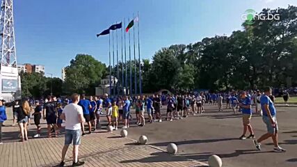 Опашка пред клубния магазин на Левски час преди началото на мача