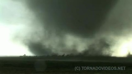 Невероятно ! Човек заснема торнадо от малко разтояние