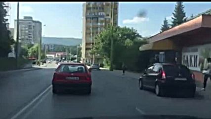 Бебе виси през прозореца на движеща се кола