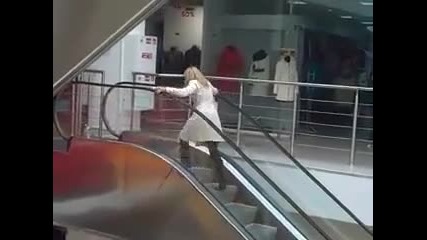 Блондинка на ескалатор * Голям смях