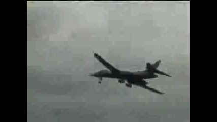 2 Бомбардировача Б - 1б Показват Какво Могат