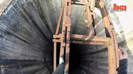 Смелчага изкачва 280 метров индустриален комин без предпазни средства