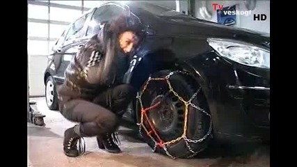 Жена поставя вериги на автомобилните гуми ! Смях ! 