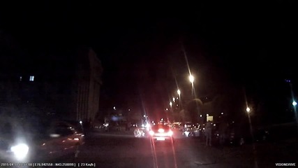 Мацка се вози на задния капак на Subaru