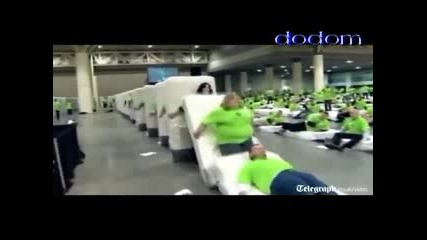 Най-голямото домино съставено от хора!