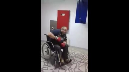 Бивш боксьор в инвалидна количка отново в залата