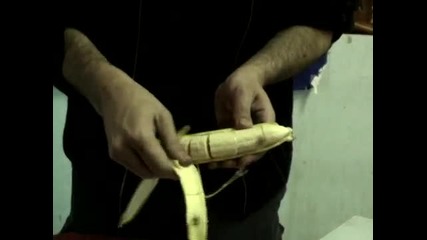 Банан нарязан отвътре преди да е обелен