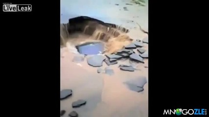 Кола буквално потъна вдън земя !!!