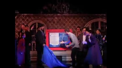 Nick Jonas разкрива плоча 100 представления на мюзикъла Мери Попинз