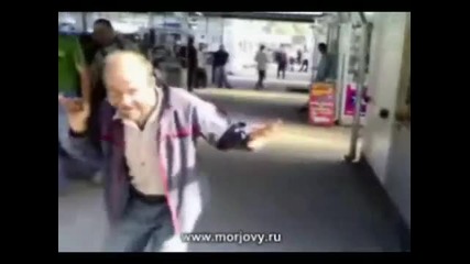 Пиян руснак танцува 