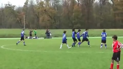 Момче на 14 години вкарва два изключителни гола от пряк свободен удар