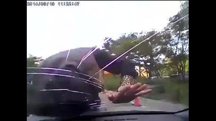 Камикадзе си разбива главата в предното стъкло на кола в отчаян опит да получи парично обезщетение