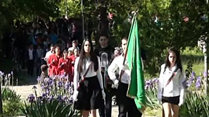 Поднасяне на венци и цветя пред паметника на алпиниста Христо Проданов