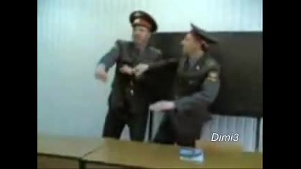 Двама руски полицаи танцуват смешно