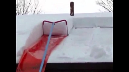 Оригинален начин за почистване на снега от покрива!