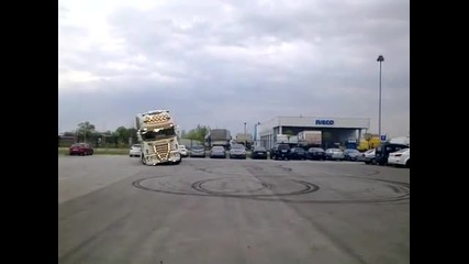 Scania прави дрифт с мацка !!!