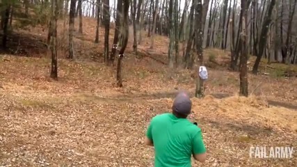 Мъж стреля по дърво и то едва не пада върху него