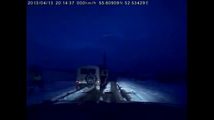 Руски полицай надбяга джип, за да хване шофьора му