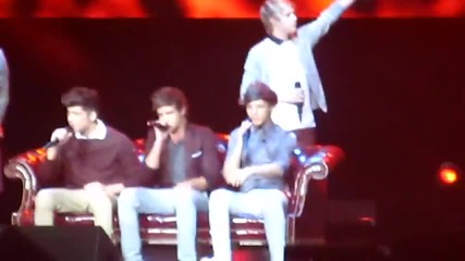 One Direction - изпълняват More Than This на концерт в Uncasville, Кънектикът 22.05.2012